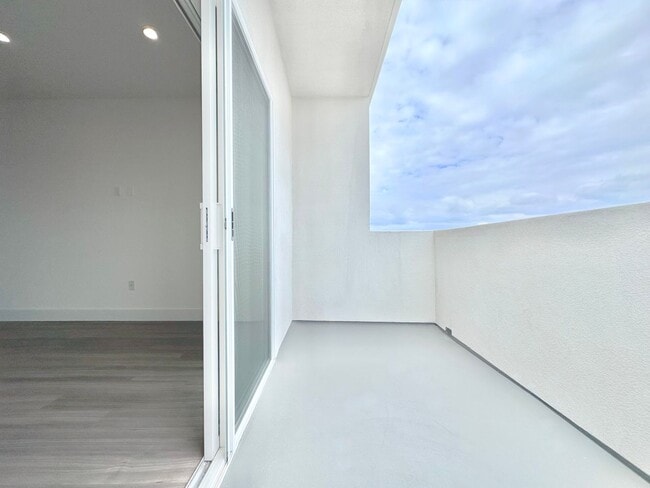 838 S La Brea Ave
