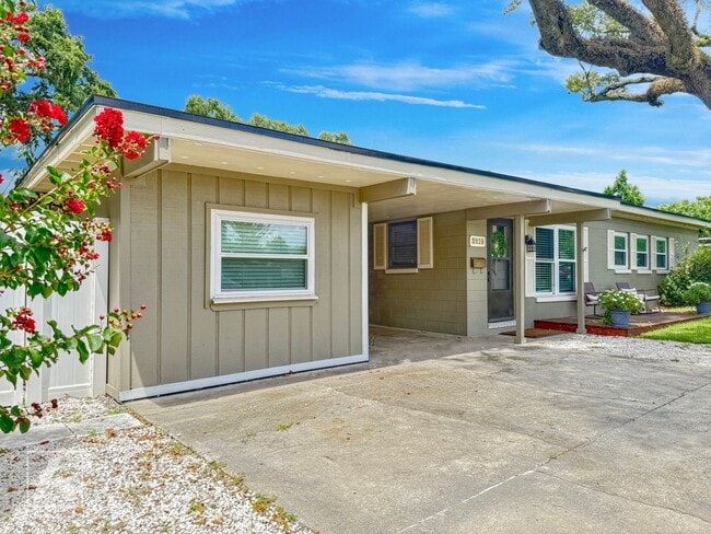 Building Photo - Stylish Renovated Studio – All Utilities I... Rental