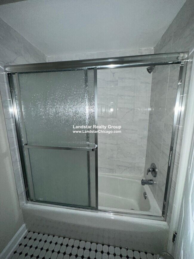 Photo - 5917 N Kenmore Ave Unidad 327