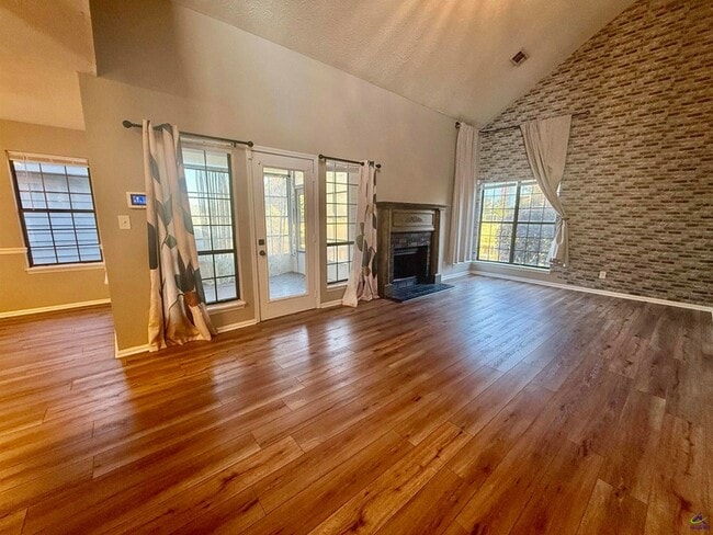 Photo - 117 Island Blvd