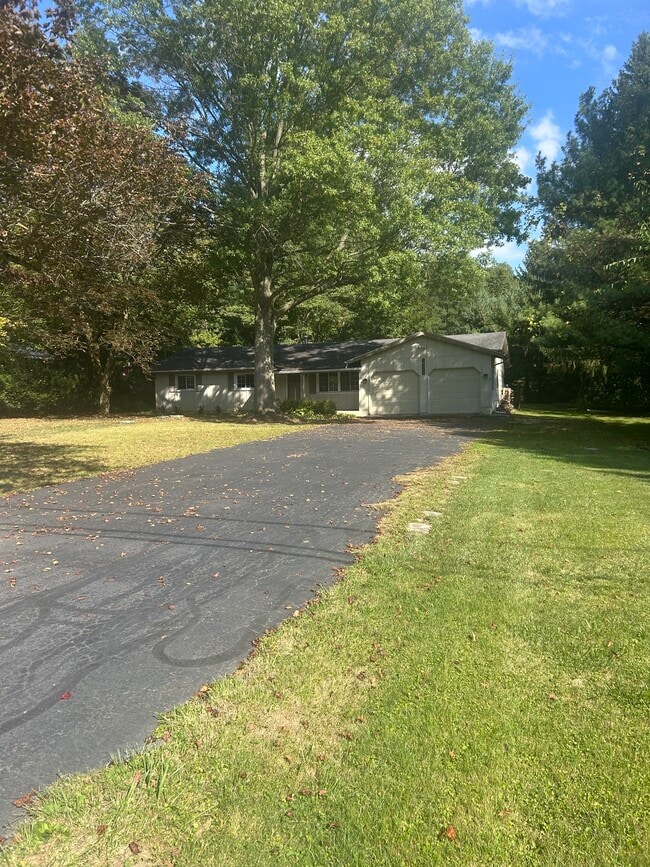 Building Photo - 16171 W River Rd