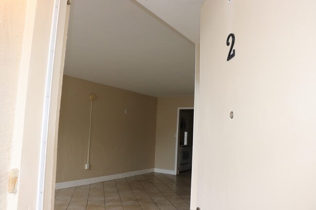 Building Photo - 4923 Vincennes Ct Unit 2