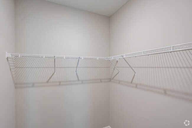 1BR, 1BA - 603SF - Closet