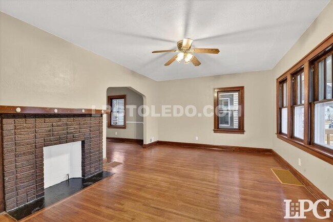 Photo - 2041 Loxley Rd