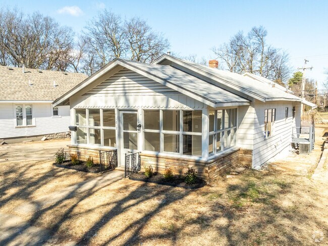 Building Photo - Freshly Updated 3 Bedroom House