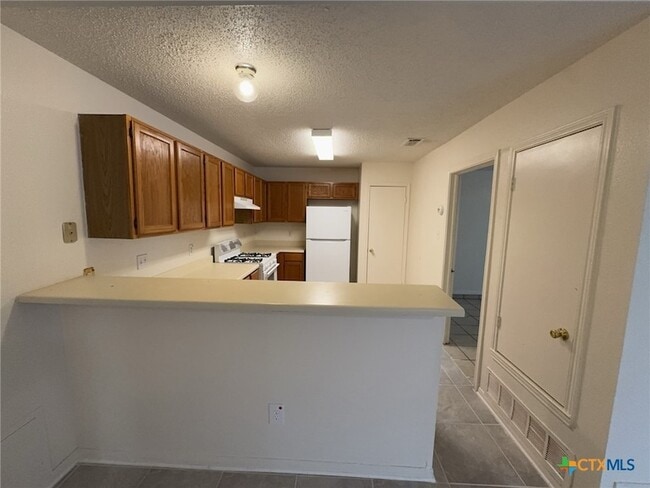 3202 Honeysuckle Dr