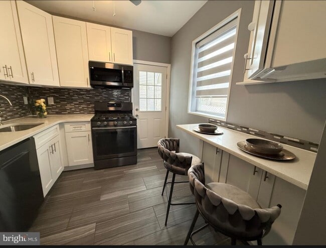 Photo - 3146 Mercer St