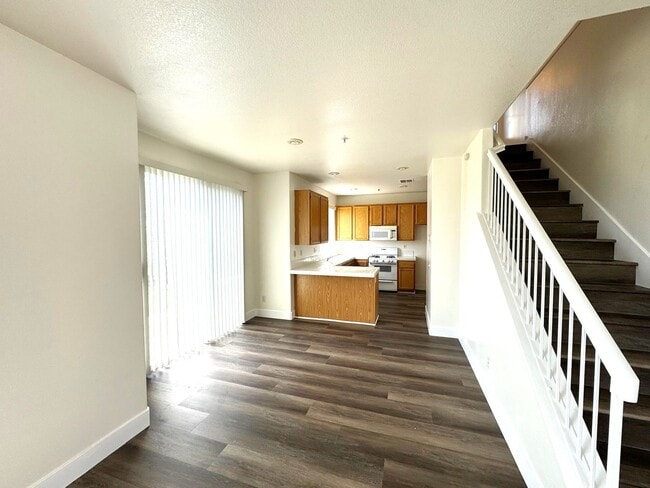 Photo - Beautiful 3 Bedrooms, 2.5 Baths Single Family Home with Golf Course Views For Lease