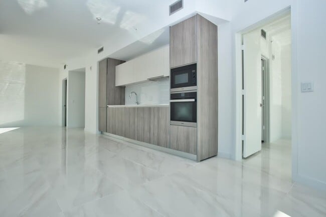 Building Photo - 2900 NE 7th Ave Unit 1109