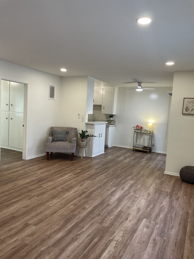 Livingroom & dining - Monroe Manor