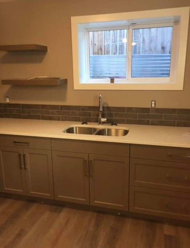 Photo - 56 Riverton Cres W