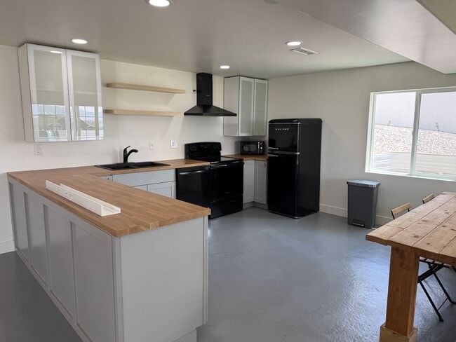 Photo - 8285 Lakeshore Dr Unidad Downstairs