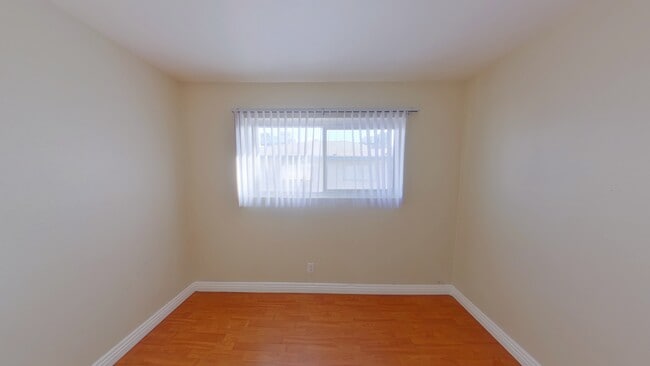 Building Photo - 512 North Cir