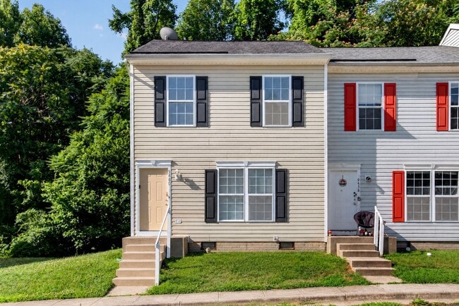 Building Photo - End Unit Townhouse in King George