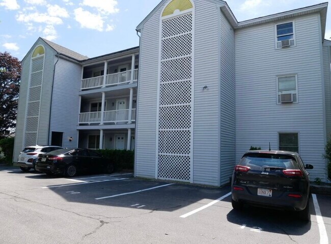 Second floor condo with two parking spaces per unit - 5 Sunset Dr Unidad #7