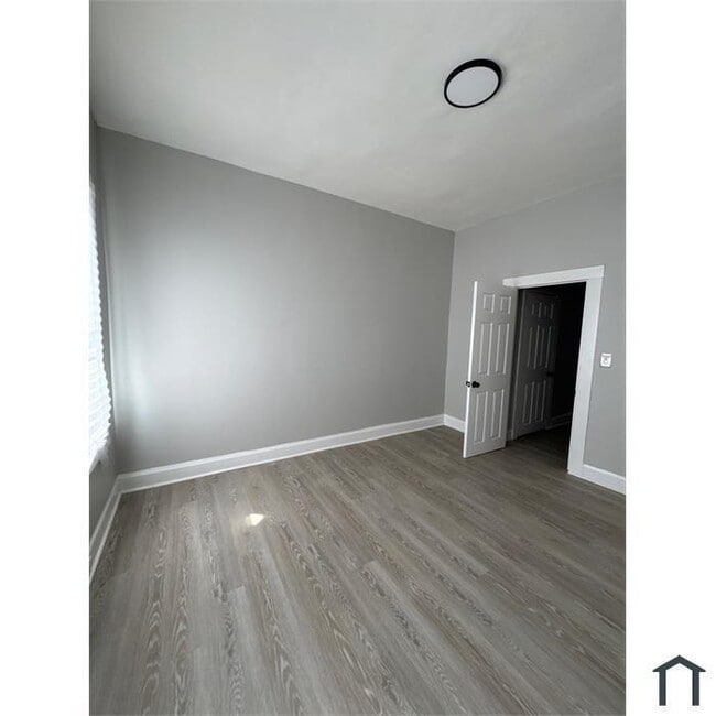 Photo - 1 Bedroom Plus Den House