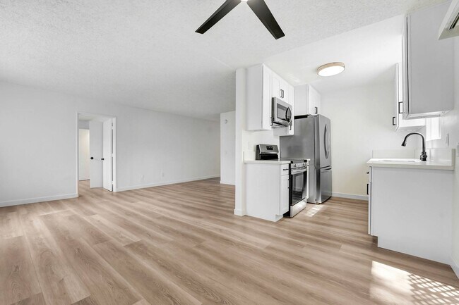 Photo - 930 N Martel