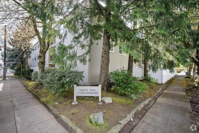Building Photo - 6600 SE Division St Unit 304 Rental