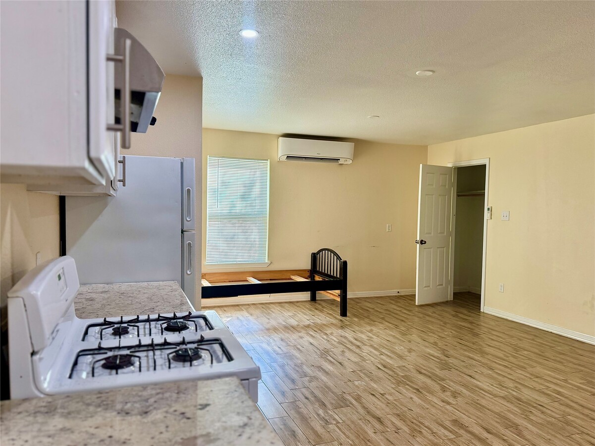 Photo - 711 Hahlo St