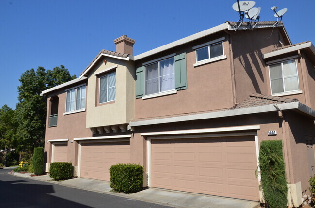 Building Photo - Newer townhome located in wonderful Evergr...