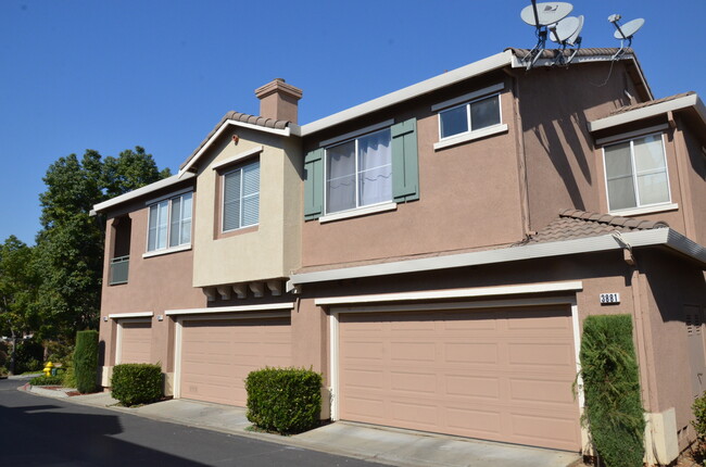 Newer townhome located in wonderful Evergr... - Newer townhome located in wonderful Evergr...