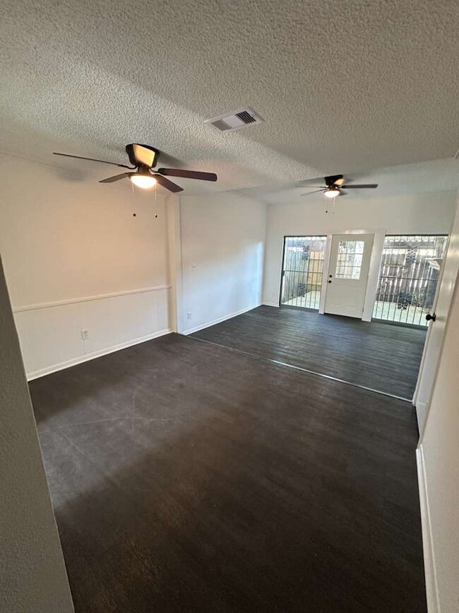 Building Photo - 7700 Creekbend Dr Unit 124