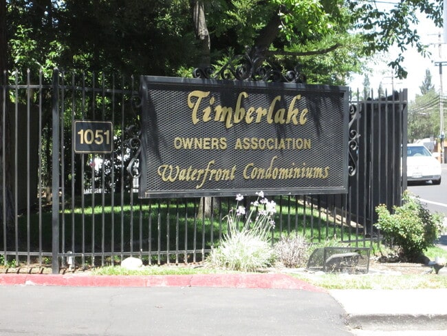 Building Photo - Cute and Cozy 1 Bedroom Condo in Gated Tim...