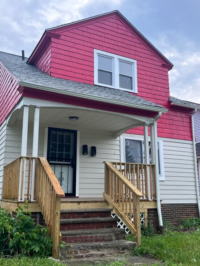 Building Photo - Charming 2-Bedroom Upper Unit Up
