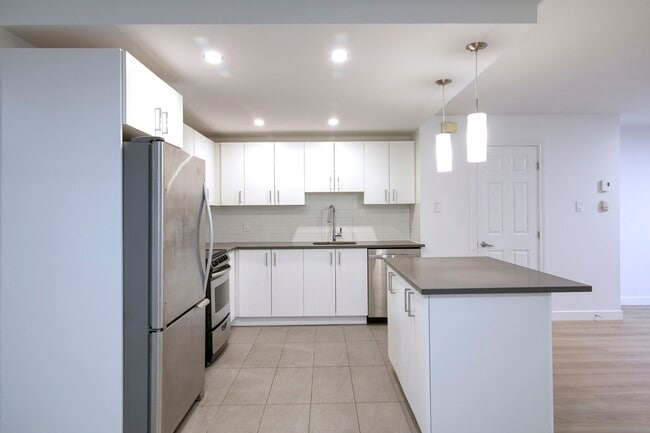 Photo - 3460 Rue Durocher Unit 100