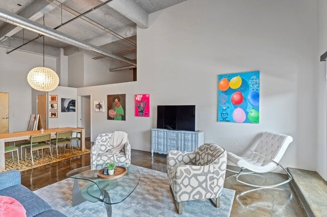 Building Photo - Fully Furnished 2 Bed / 2 Bath Modern Apar... Rental