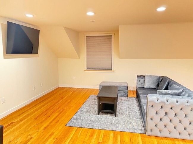 Photo - 1017 E Front St