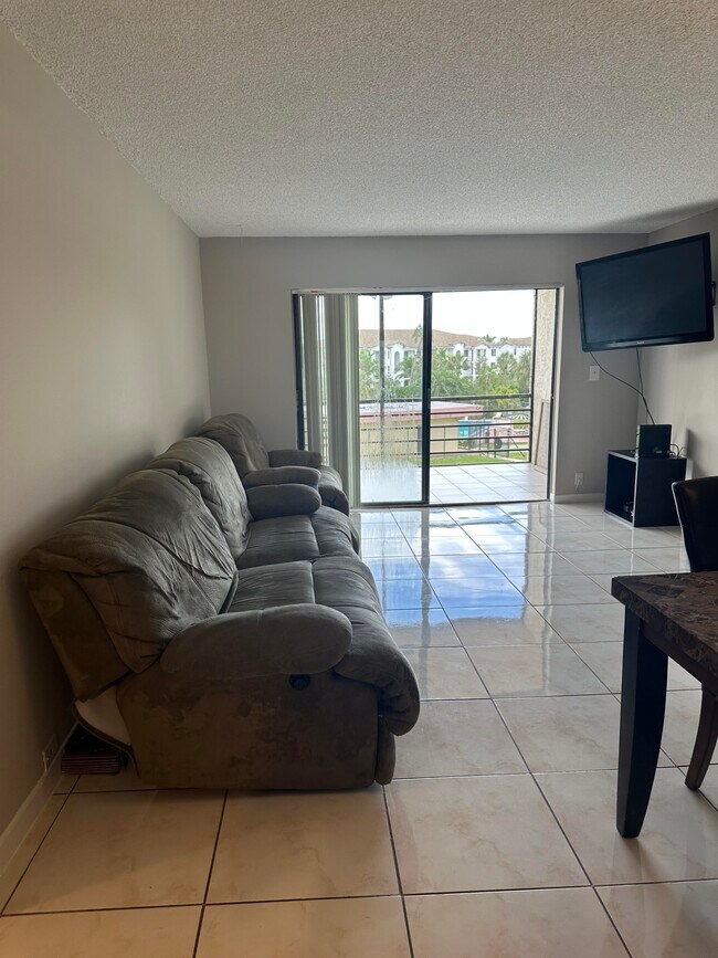 Building Photo - 9355 SW 8th St Unit 311 Rental