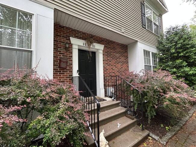 Townhouse with Private Yard in Packer Park - Townhouse with Private Yard in Packer Park