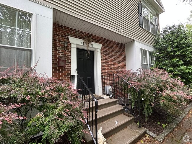 Building Photo - Townhouse with Private Yard in Packer Park