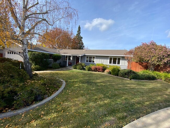 Building Photo - 3 Bed 2 Bath SIngle Family Home In Walnut Creek (Water, Garbage, Internet Are Included In The Rent)
