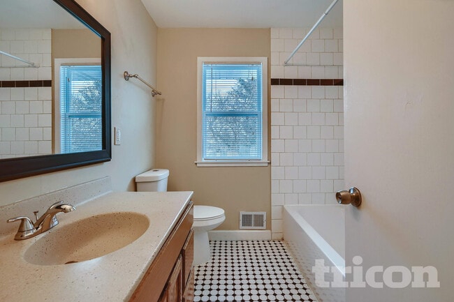 Photo - 4010 Monroe St NE