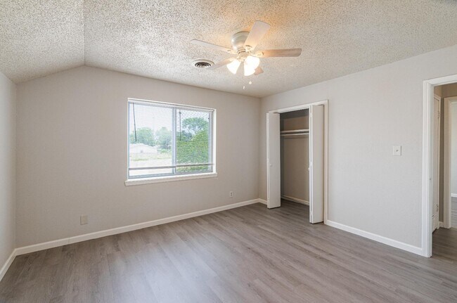 Photo - 1114 E 64th St