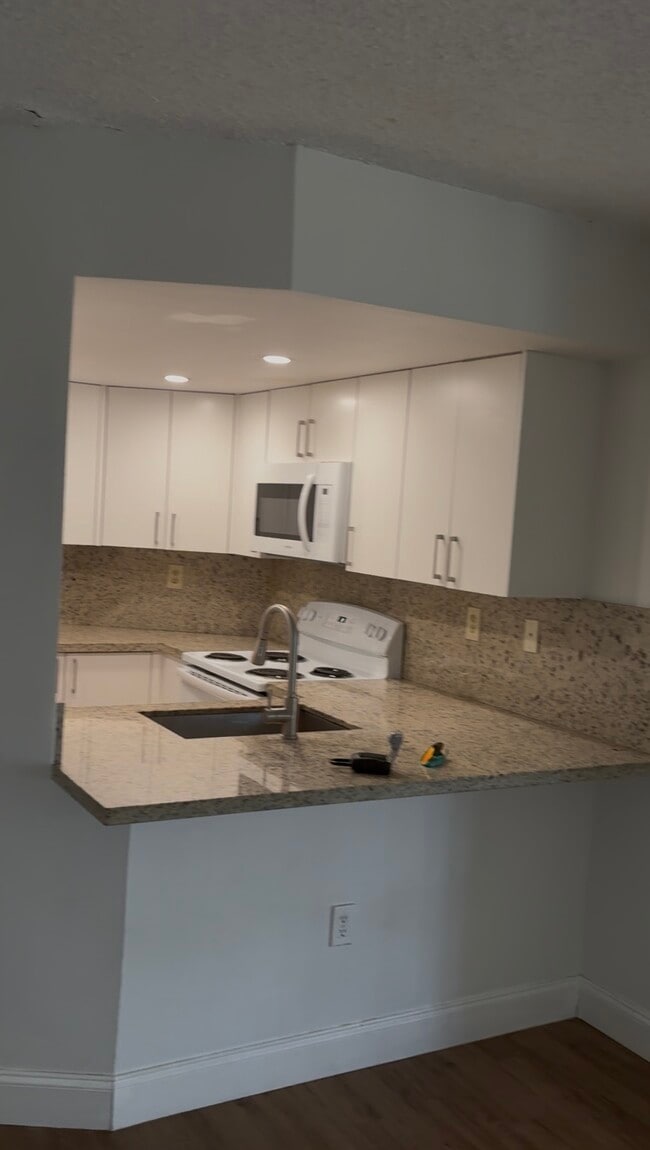 Building Photo - 7125 NW 186th St Unit 4