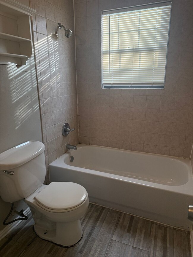 Photo - 1409 College St