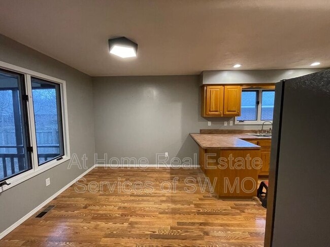 Photo - 935 S Belcrest Ave