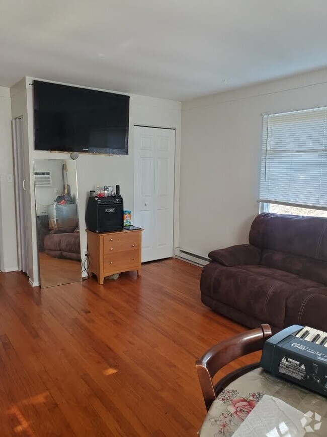 Building Photo - COMING SOON – Spacious 1-Bedroom Apartment... Unit 3