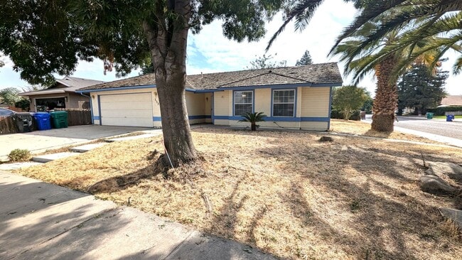 Building Photo - 3 Bedroom 2 Bath Home on Large Corner Lot