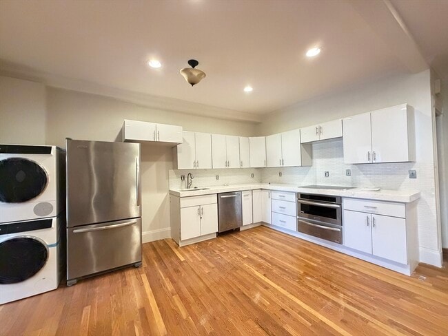 Building Photo - 218 Newbury St Unit 3M