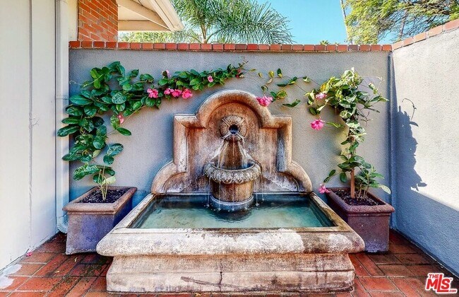 Photo - 2050 Linda Flora Dr