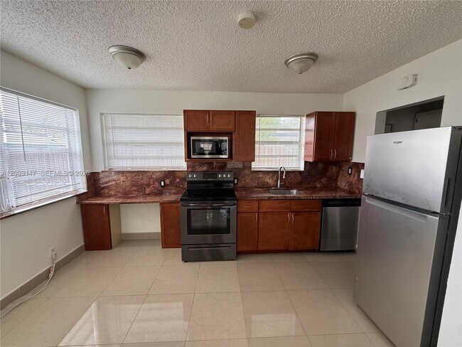 Building Photo - 883 NE 40th St Unit N