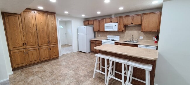 Kitchen/Dining - 7438 S Camelback Cir Unit basement