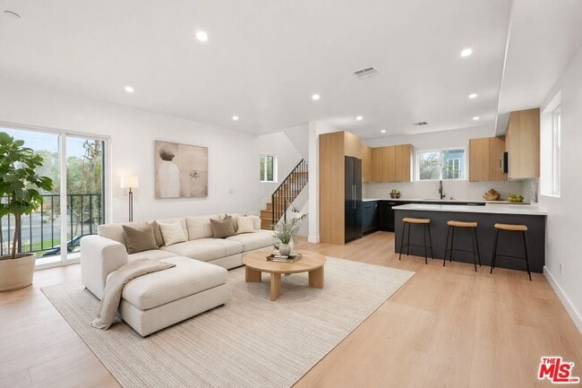 Building Photo - 913 N Hobart Blvd Unit 1/4