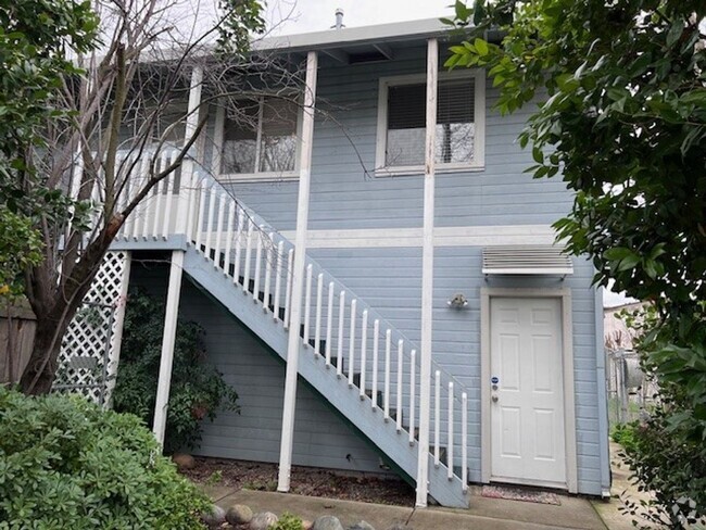 Building Photo - Adorable ADU over top of garage. Private g... Rental