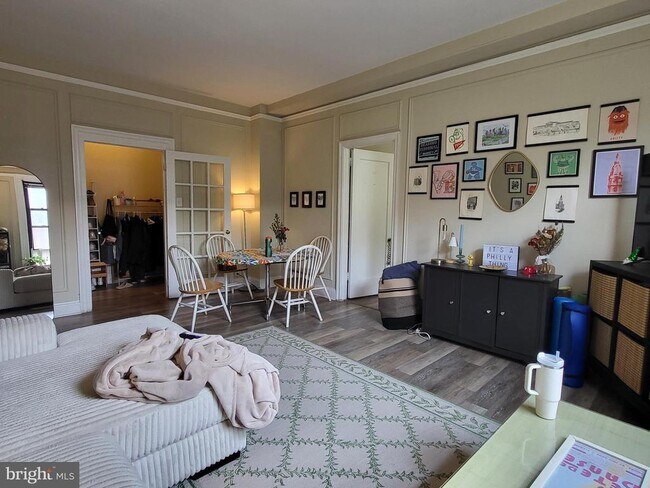 Building Photo - 2031 Locust St Unit 101