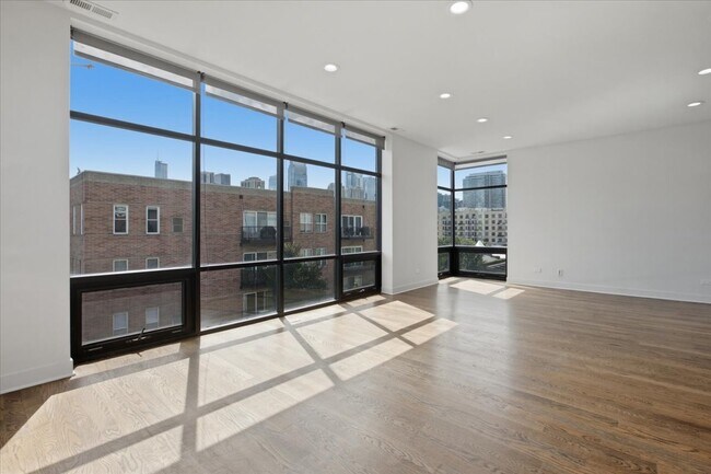 Photo - 650 N Green St Unit 4